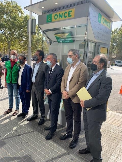Eric Villalón, venedor ONCE; David Bernardo, president del Consell Territorial d'ONCE Catalunya i Enric Botí, delegat territorial d'ONCE Catalunya; Jaume Collboni, primer tinent alcalde de Barcelona; Joan Ramon Riera, regidor, i Jordi Tudela, gerent del IMPD de Barcelona, en el nou model de quiosc de l'ONCE al carrer Sepúlveda, 1 de Barcelona.