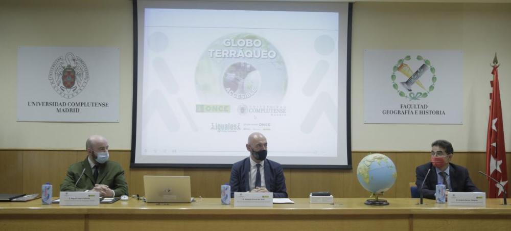 El globus terraqüi accessible es va presentar el 7 d'octubre a la Facultat de Geografia i Història de la Universitat Complutense de Madrid pel director general adjunt de Serveis Socials de l'ONCE, Andrés Ramos, acompanyat pel rector de la UCM, Joaquín Goyache, i el degà de la Facultat, Miguel Luque.