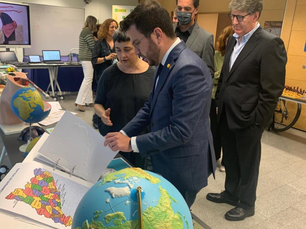 Pere Aragonès amb una mestra del CRE, en una exposició de material adaptat als més de 1.000 nens cecs o amb baixa visió que estudien a les escoles catalanes.