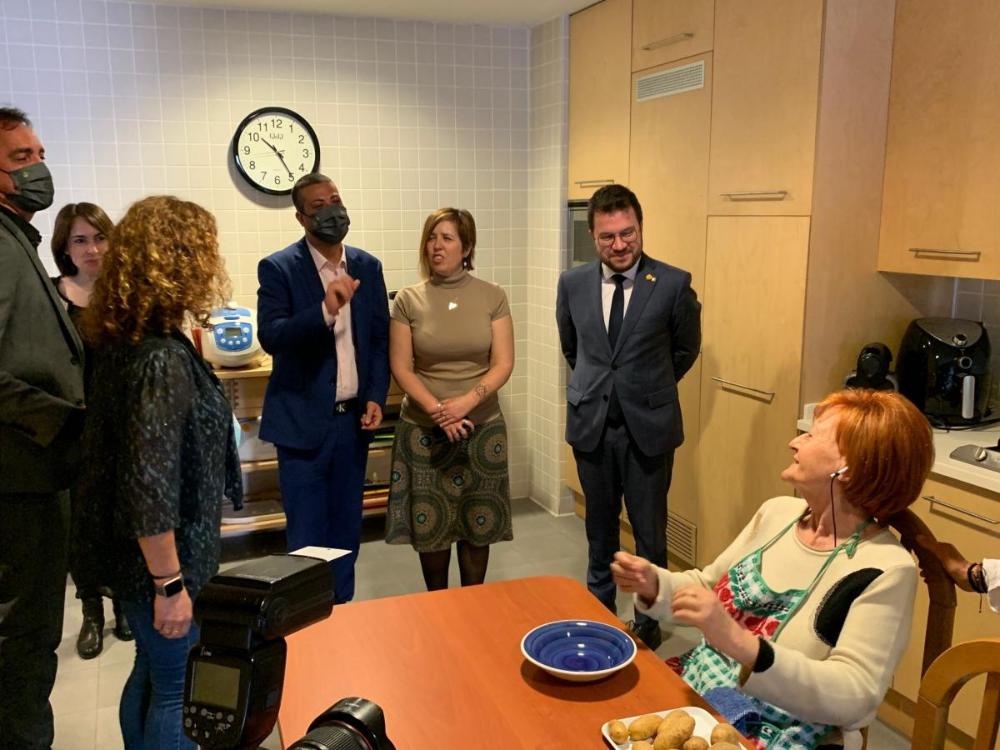 El president de la Generalitat, Pere Aragonès, al Pis de Vida Diària, on una afiliada rep una classe de cuina. També, amb Enric Botí, David Bernardo i Anaïs Garcia