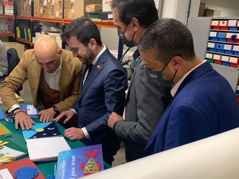 El president de la Generalitat també va visitar l'impremta (SBO) dels punts màgics. A la foro, amb Clàudio Muñoz, que li ensenya un detall d'un conte infantil. Amb Enric Botí i David Bernardo.