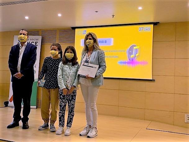 L'escola Prínceps -23 d'abril recull el seu premi provincial de la mà de David Bernardo, president del Consell.