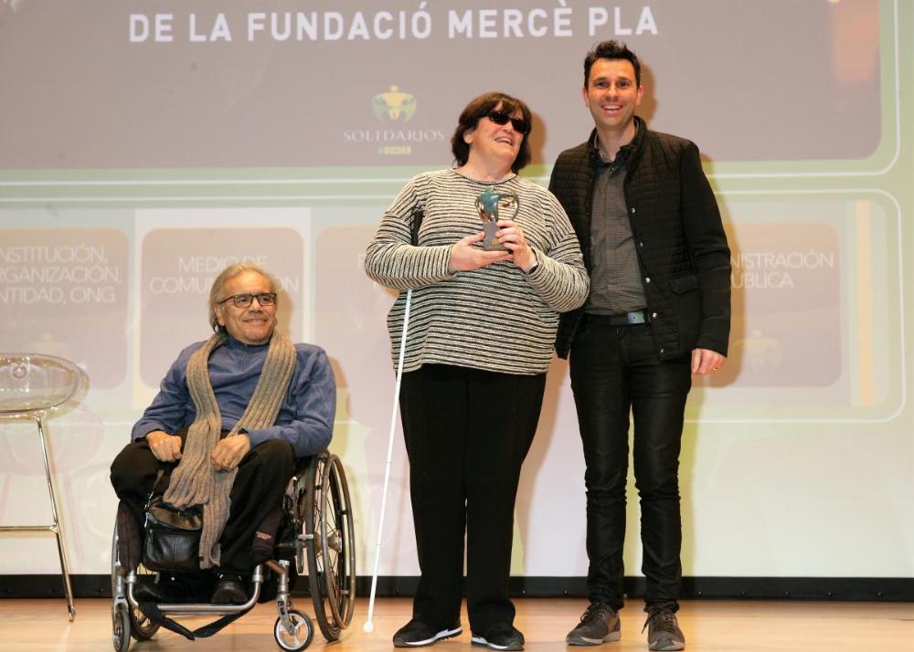 Antonio Guillèn, president del COCARMI, amb una usuària i el director tècnic de la Fundació Mercè Pla.