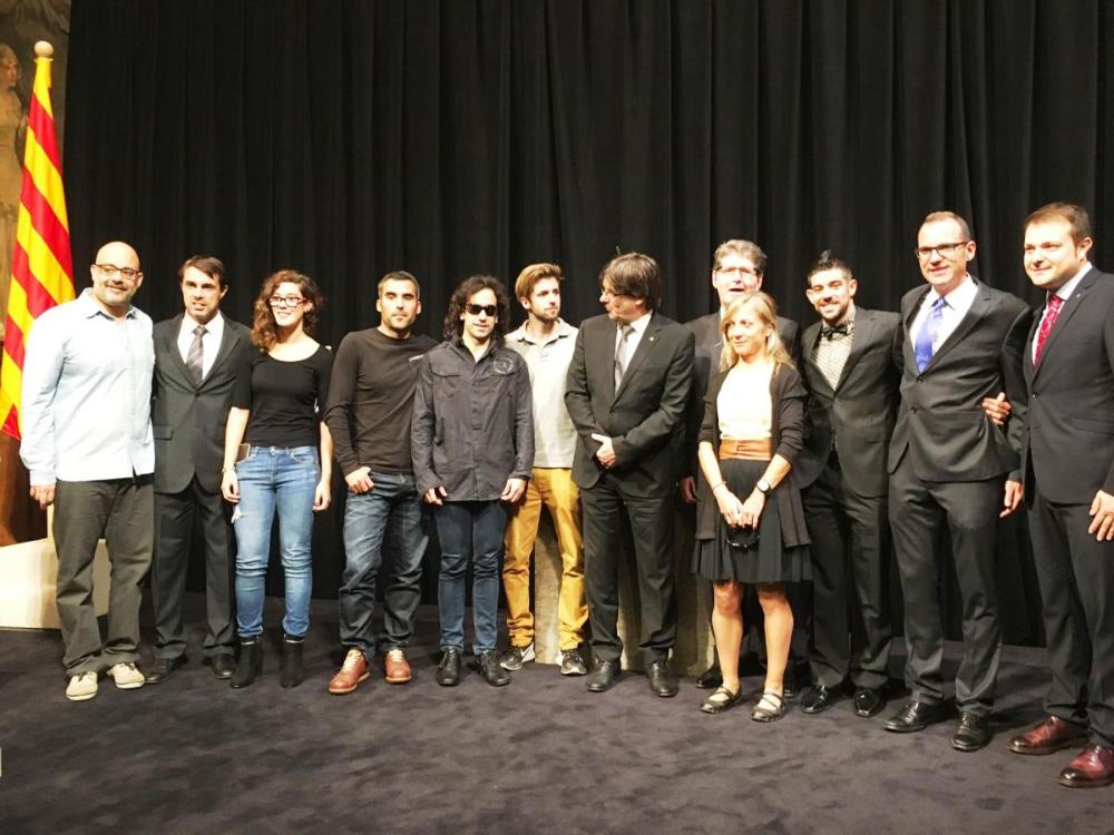Foto amb Puigdemont, Manel Eiximeno, president de la Federació Catalana d’Esports per a cecs; els atletes Elena Congost i el seu guia Roger Esteve; Mari Carmen Paredes i el seu guia  Lorenzo Sánchez ;  Martín Parejo i el seu guia Albert Selva i Xavier Porras. També la nedadora  Marian Polo i el tècnic de natació de la FCECS, Jaume Marcé .