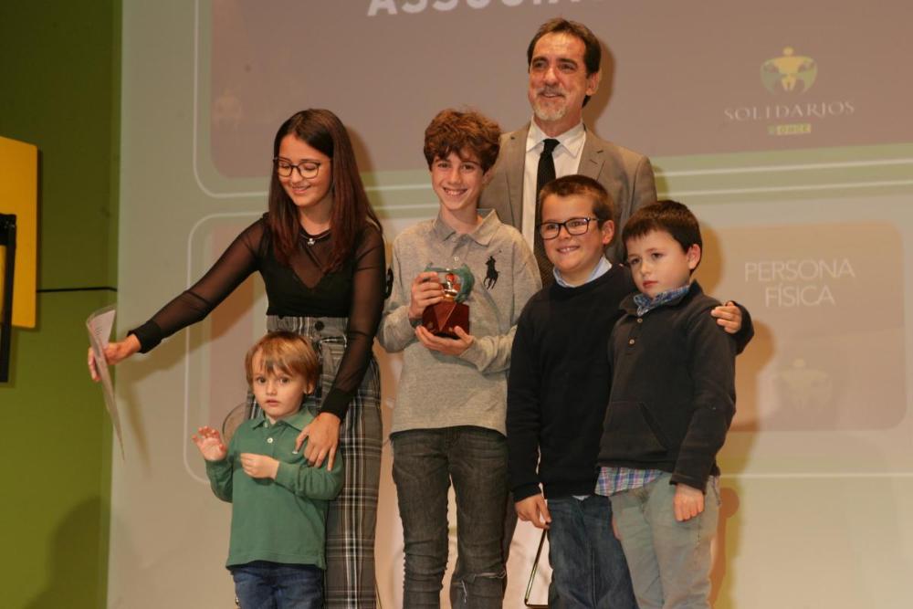 Enric Botí, presiddent del Consell Territorial ONCE Catalunya, amb un grup de nens i nenes de Pulseras Candela.