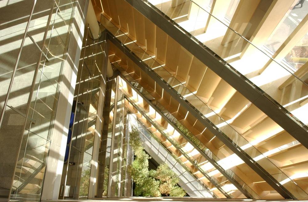 Aquesta eina d'última generació és un instrument clarament integrador per a tothom. A les persones cegues els serveix com a indicadors espacials i els dona ubicació i referència. I a les persones que veuen els facilita informació d’utilitat. Funciona amb bluetooth mitjançant una app disponible per IOS i Android, se situa en àrees d'interès informatiu per facilitar la situació d’on està una recepció, sales de reunions, accessos a ascensors i escales o sortides d'emergència.