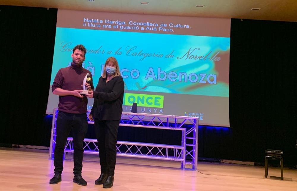 Arià Paco com a guanyador per l’obra Covarda, vella, tan salvatge. Li lliura el guardó Natàlia Garriga, Consellera de Cultura de la Generalitat.