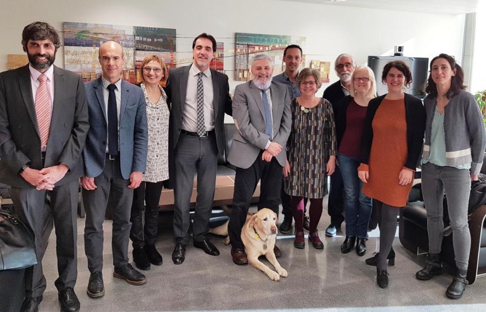 El jurat de l’edició d’enguany l’ha presidit Xavier Grau, delegat territorial d’ONCE a Catalunya, i ha estat format per Ester Franquesa, directora general  de Política Lingüística de la Generalitat de Catalunya; Manel Forcano, director de l’Institut Ramon Llull;  Vicenç Villatoro, escriptor i director del Centre de Cultura Contemporània de Barcelona (CCCB); Leandro Lamor, delegat de l’agència EFE a Catalunya; Valèria Gaillard, redactora de la secció de Cultura d’El Punt Avui; Joan Carles Girbés, director editorial de Som Ara Llibres; Teresa Solana, guanyadora en la categoria de narrativa a l’anterior edició; i Enric Botí, president del Consell Territorial d’ONCE Catalunya. A la foto, també Dolors Luna, Cap Serveis Socials i Josep Pitarch, cap de Cultura, ONCE Catalunya.