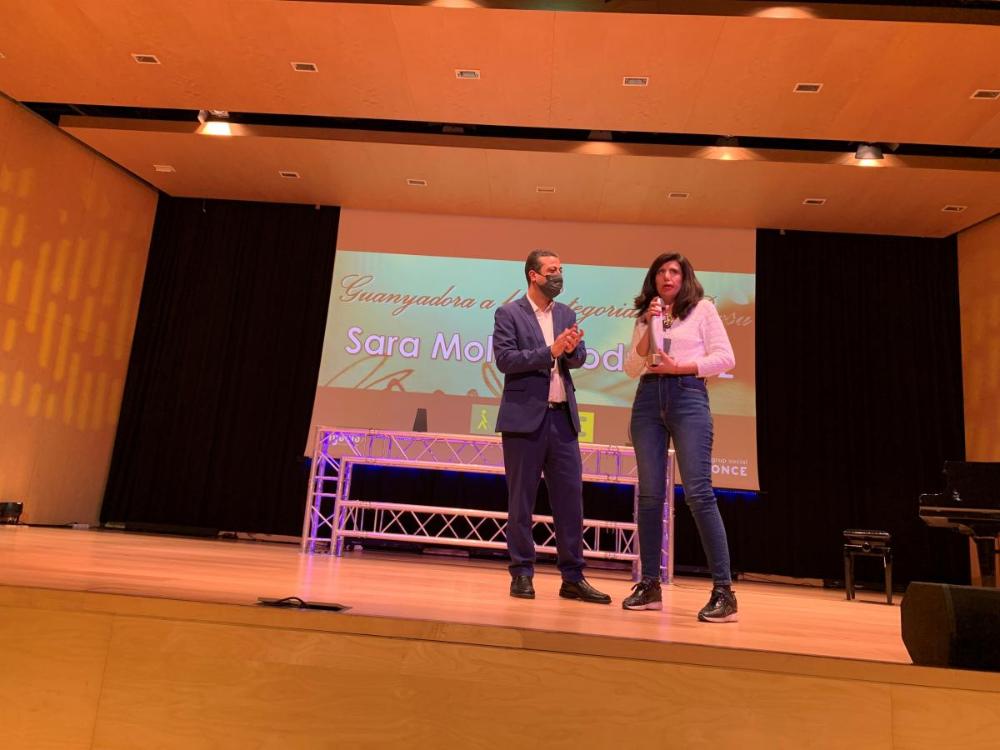 A la categoria exclusiva per a escriptors cecs o amb discapacitat visual greu, Sara Molina es va endur el triomf en l’apartat de prosa amb l’obra El dia que les paraules van perdre els seus filtres. El premi està dotat amb 900 €. David Bernardo, president del Consell Territorial de l’ONCE Catalunya, li va lliurar el guardó.