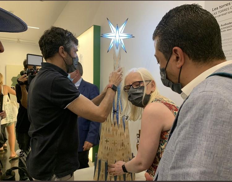 un grup de persones cegues afiliades a ONCE Catalunya, encapçalades per David Bernardo, president del Consell Territorial d’ONCE Catalunya (dreta), que van estar les primeres a poder tocar la maqueta i fer una prova d'ús real.Dolors Luna, cap Serveis Socials /centre) i Josep Pitarch, cap de Cultura.