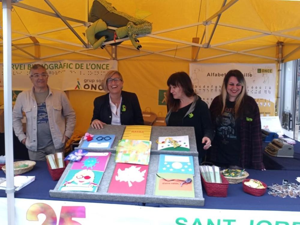 personal del Servei Bibliogràfic de l'ONCE a Barcelona a l'stand d'ONCE Catalunya, a la Rambla, número 10.