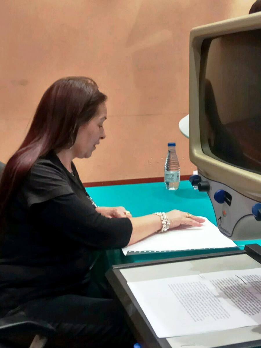 Rafaela Pérez, vicepresidenta segona del Consell Territorial de l’ONCE a Catalunya, en un moment de la seva lectura.