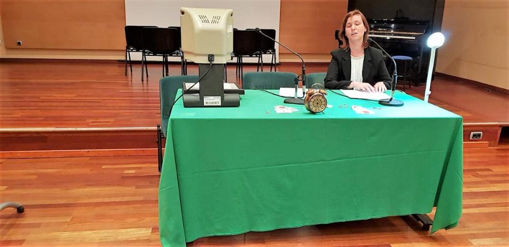 Un moment de la lectura a l'ONCE Tarragona, amb Raquel Saavedra directora de l'ONCE Tarragona.