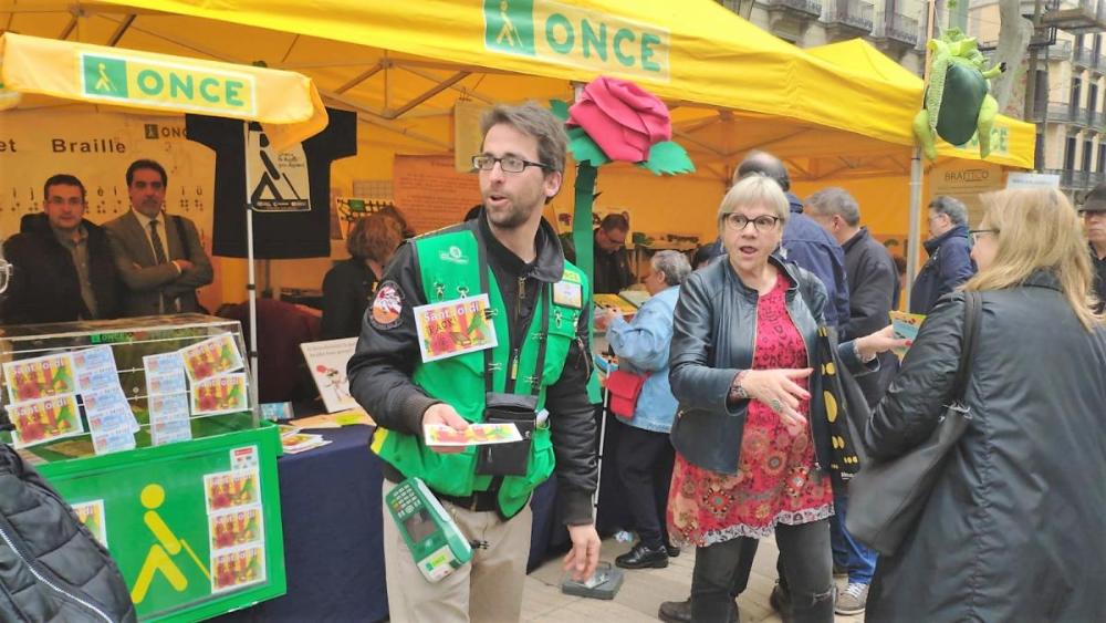A l'estand de l'ONCE, també ens va visitar un company venedor.