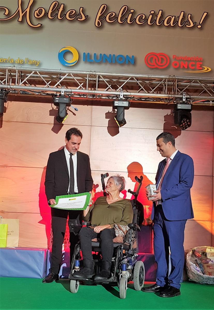 Homenatge a la millor venedora de l’any 2019 de l’ONCE a Barcelona, Lourdes López Molina. Amb Enric Botí i David Bernardo, en el moment d'entregar-li el diploma.