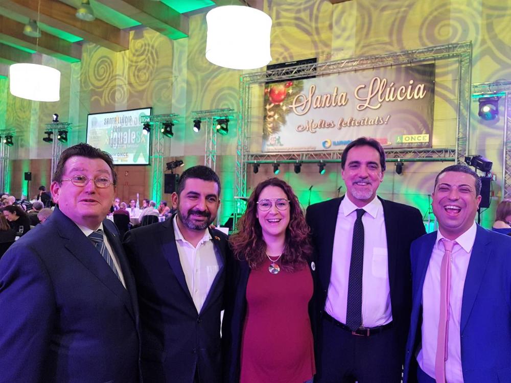 A Barcelona, el dinar va estar presidit per Ángel Sánchez, Director General de l’ONCE i va comptar amb la participació de Chakir El Homrani, conseller de Treball, Afers Socials i Famílies de la Generalitat; de Laura Pérez, tinenta d’alcaldia de Drets Socials, Justícia Global, Feminismes i LGTBI de l’Ajuntament de Barcelona; David Bernardo, president del Consell Territorial d’ONCE Catalunya i Enric Botí, delegat territorial.
