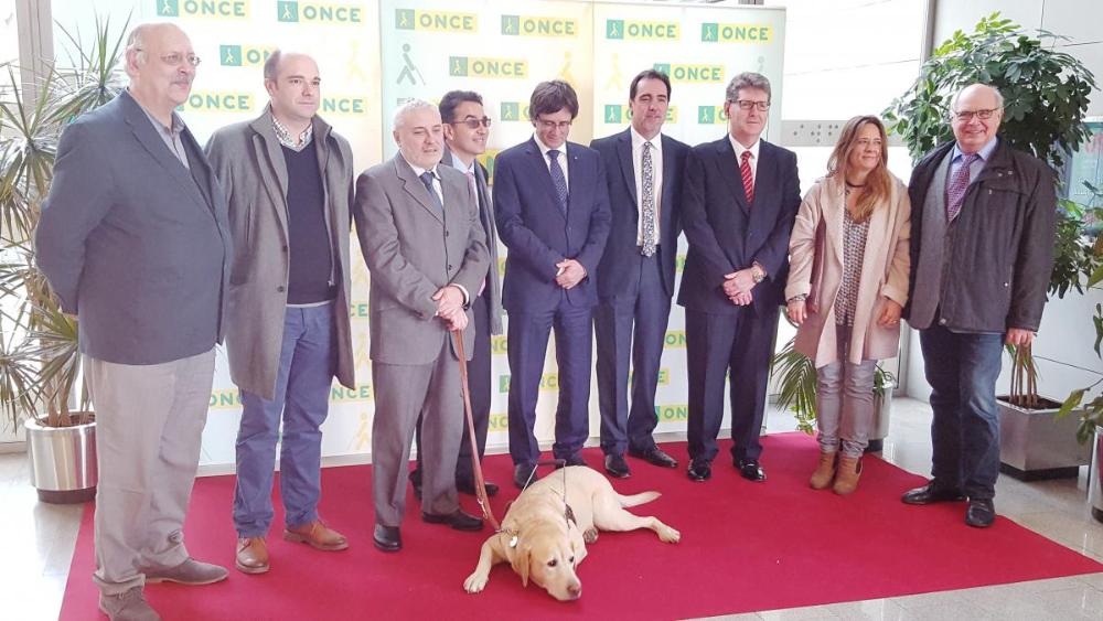El dinar va estar presidit per Carles Puigdemont, president de la Generalitat de Catalunya i va comptar amb la presència d’Andrés Ramos,  director general adjunt de Serveis Socials per a Afiliats de l’ONCE; el delegat territorial de l’ONCE Catalunya, Xavier Grau i el president del Consell, Enric Botí, diputats i diputades, a més a més dels membres  de la direcció de l’Organització, el seu equip de representació i de les empreses d’ ILUNION.