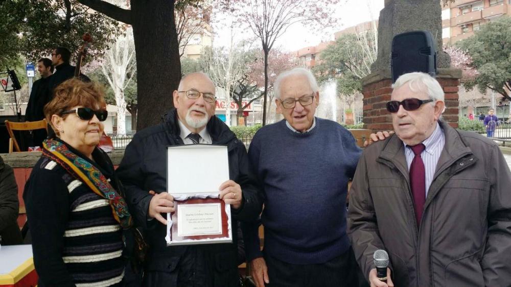 Per part de l’ONCE es va fer un petit reconeixement al compositor Jaume Cristau. El nostre afiliat  Pedro Higuera, referent de la gent gran de l'ONCE Catalunya,  li va entregar una placa en agraïment a la cobla que va composar. També hi era el Jordi Fort.