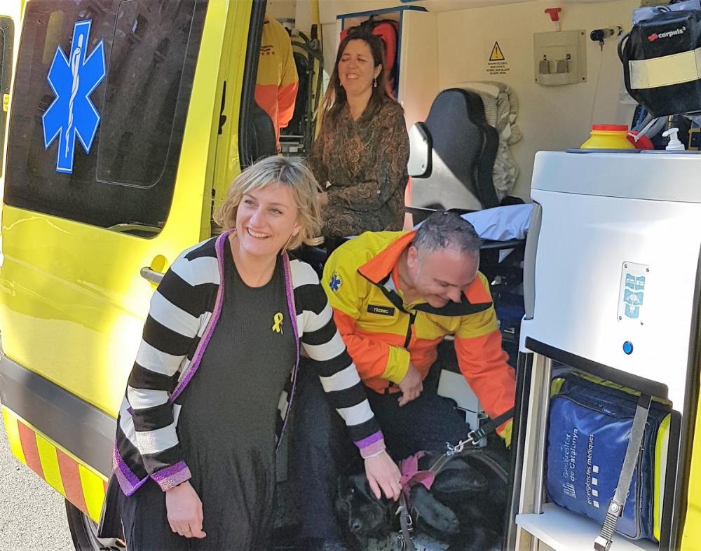 Alba Vergés, consellera de Salut, l'Anaïs Garcia, la seva gossa Cometa i un tècnic del SEM.