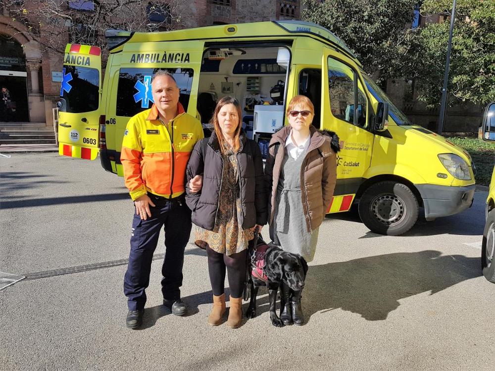 David, tèncic del SEM; Dolors Luna, Anaïs Garcia i la seva gossa pigall, Cometa.