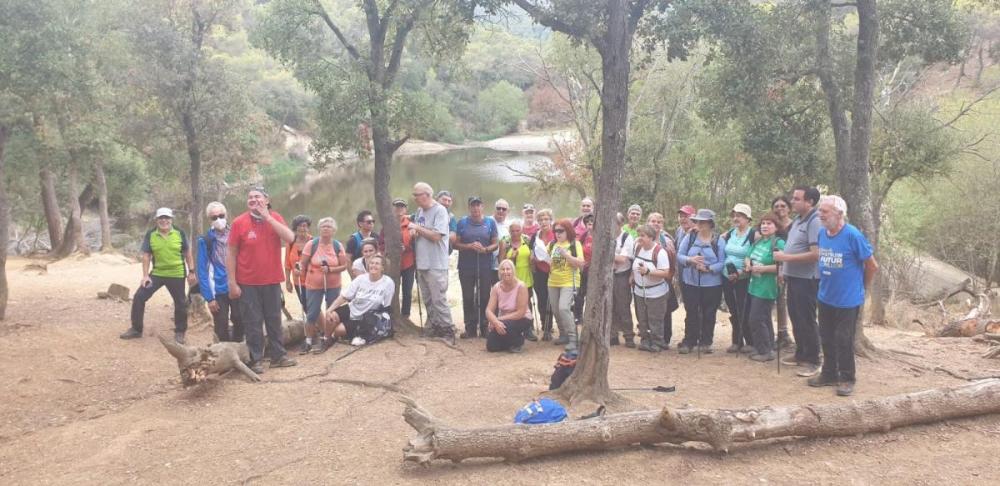 El cap de setmana del 18-19 de setembre el grup de senderisme, afiliats i el seus guies, van tornar a trepitjar els caminis de muntanya.Aquí, posen per la foto en un moment de descans, envoltats de pins ai amb un petit estany.