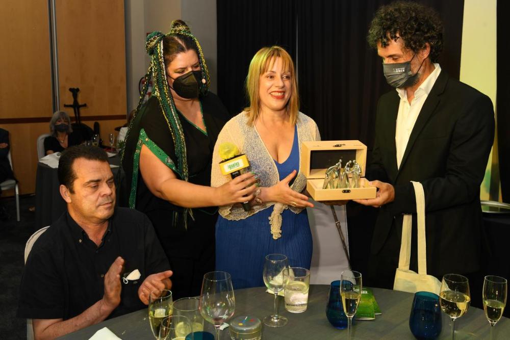 Sole Expósito, al centre, amb els presentadors i Paco Aguilar, assegut.