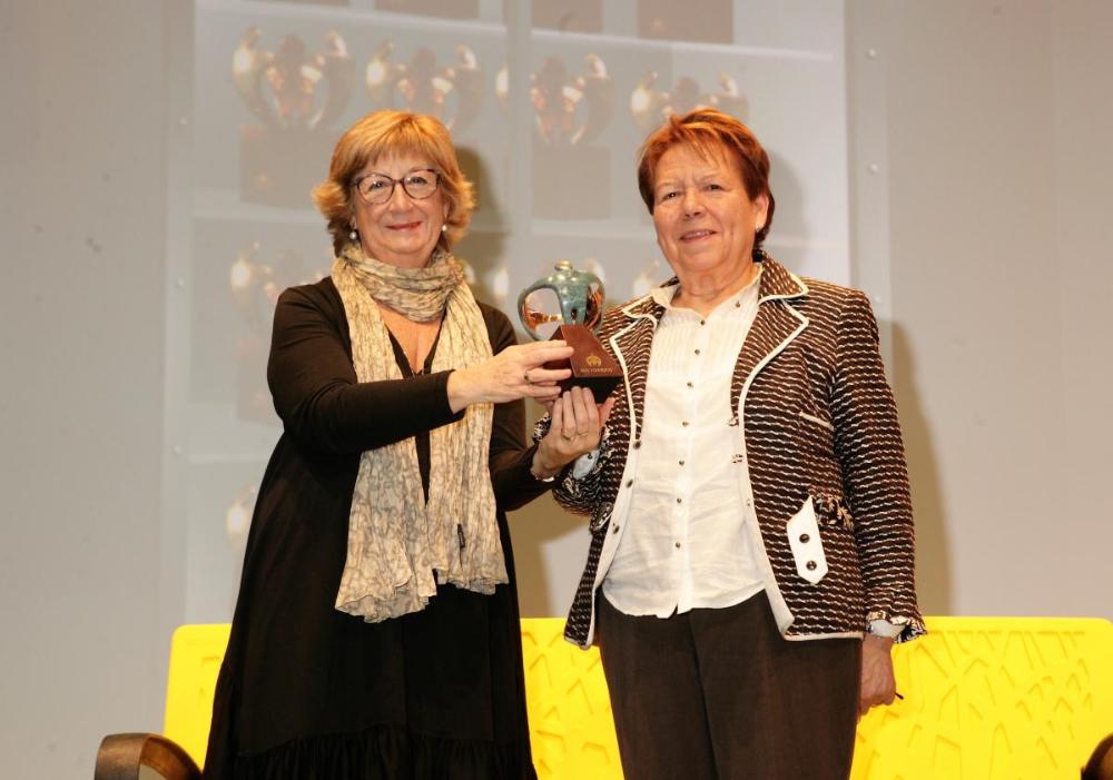 Roser Roigé, vicepresidenta del COCARMI, entrega el premi a Mercè Batllé, de l'Associació AREMI.