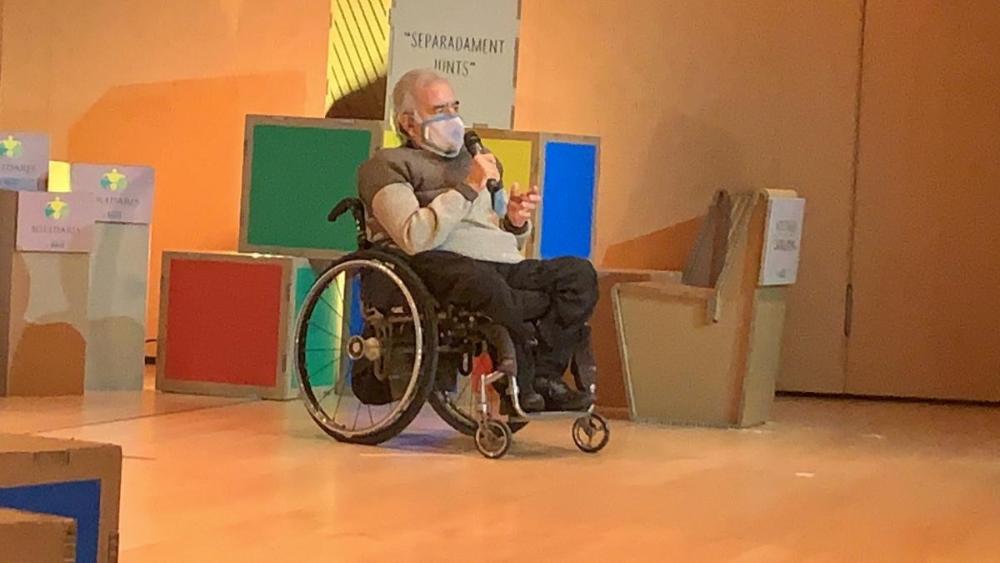 Antonio Guillén rep el seu guardó a l'escenari.