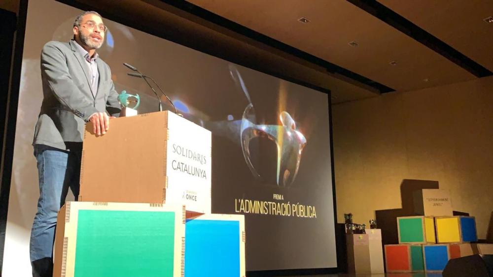 Guillem d'Efak rep el guardó en nom de l'Institut Català de la Salut.