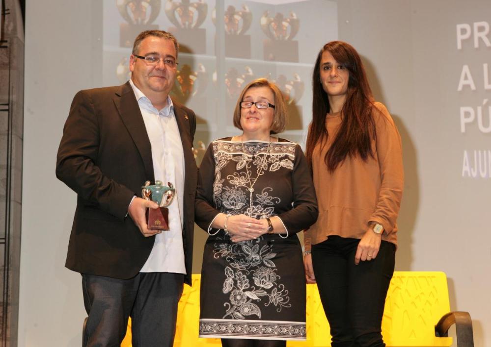 Miquel Revertes, alcalde de Castellfollit de la Roca, i Bàrbara Asencio, tinenta d'alcalde, reben el premi de mans d'Imelda Fernández, vicepresidenta d'ONCE.