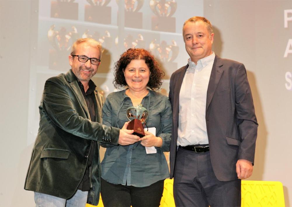 Josep Ginesta lliura el premi a Suara Cooperativa a Mariví Foronda, presidenta i Tomàs Llompart, coodirector general. 