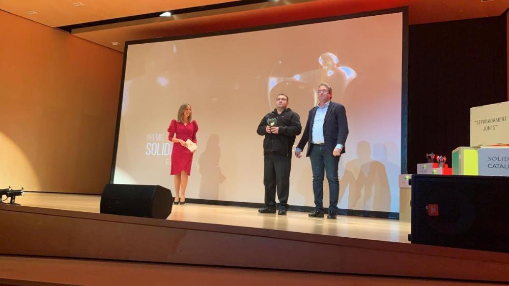 Joan salvany, director gerent, i Davir Marín, treballador de la Mancomunitat TEGAR del Garraf, recullen el seu Premi Solidaris.