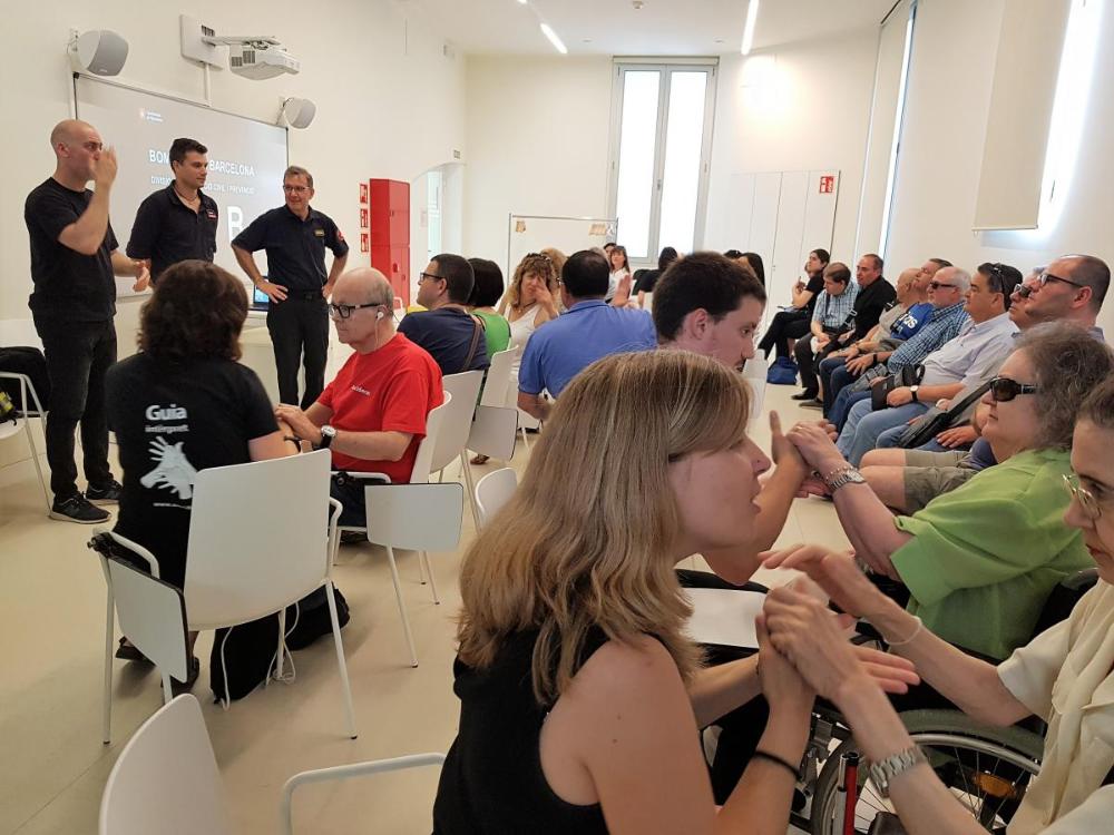 Un grup d'unes 30 persones sordcegues afiliades a l'ONCE, amb els seus guies , intèrprets i mediadors,  van visitar  l'Espai Bombers de Barcelona