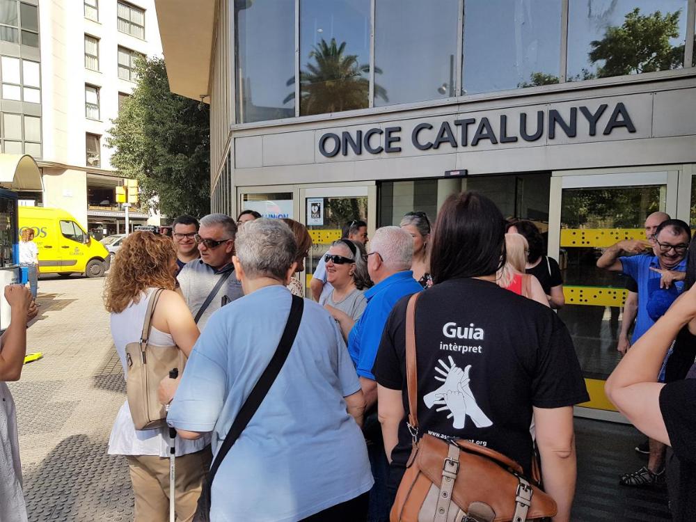 Un grup d'unes 30 persones sordcegues afiliades a l'ONCE abans d'anar a l'Espai Bombers.