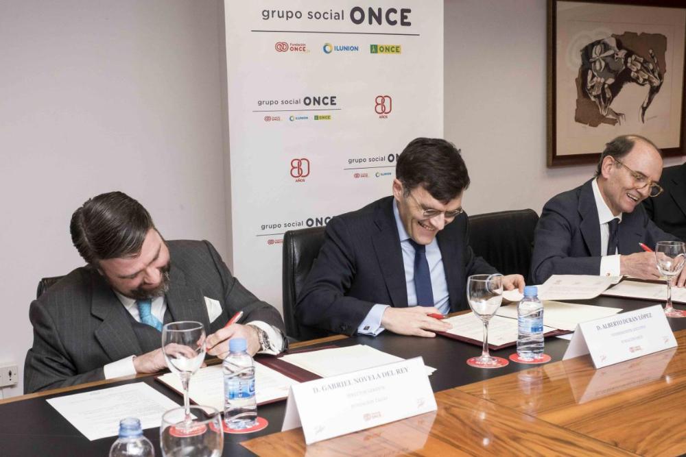 El convenio lo firmaron Carlos de Palacio, presidente de Talgo; Gabriel Novela del Rey, director gerente de la Fundación Talgo, y Alberto Durán, vicepresidente ejecutivo de Fundación ONCE.
