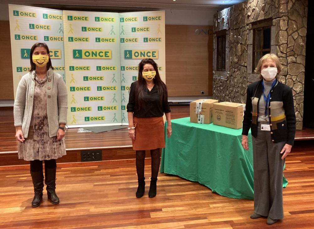 A Tarragona, Raquel Saavedra, directora de l’ONCE a Tarragona i Rafaela Pérez, vicepresidenta primera del consejo Territorial de l’ONCE a Catalunya, van entregar a  Guadalupe Villazón, coordinadora del Banc d’Aliments a Tarragona els 750 quilos d’aliments recaptats a les comarques tarragonines pel Grup Social ONCE.