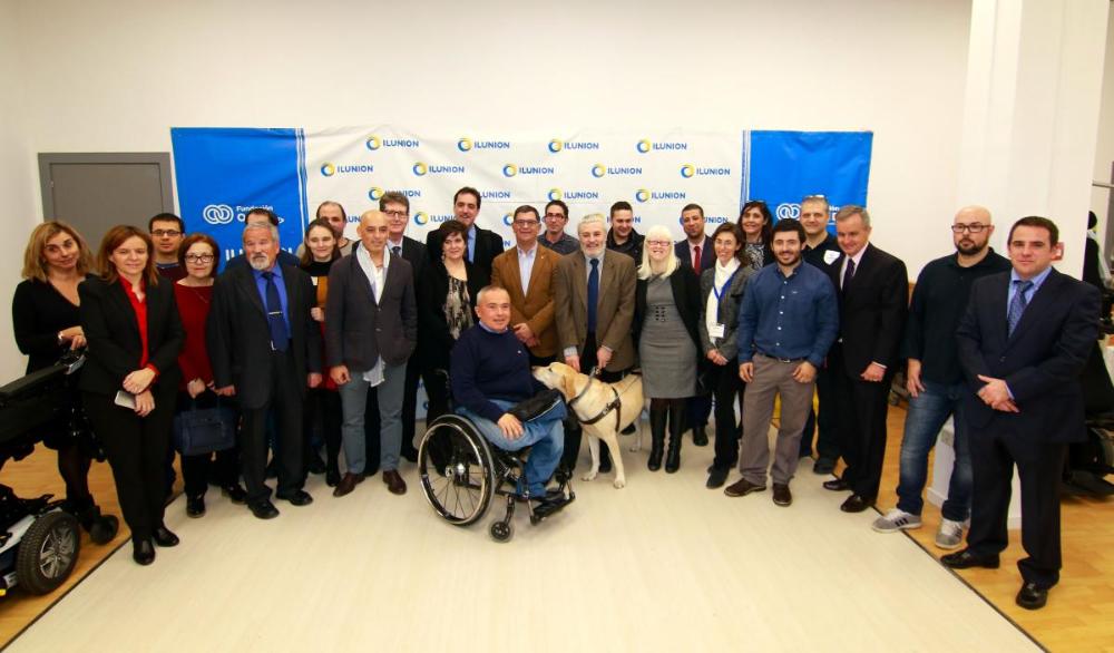 Durant la inauguració, Joan Ramon Ruiz va estar acompanyat pel delegat territorial de l'ONCE a Catalunya, Xavier Grau; pel president del Consell Territorial de l’ONCE a Catalunya, Enric Botí i per la consellera delegada de la Divisió Sociosanitària d’ILUNION, Paola del Riu. Fot amb tots els convidats d'Ilunion, Fundación ONCE i ONCE.