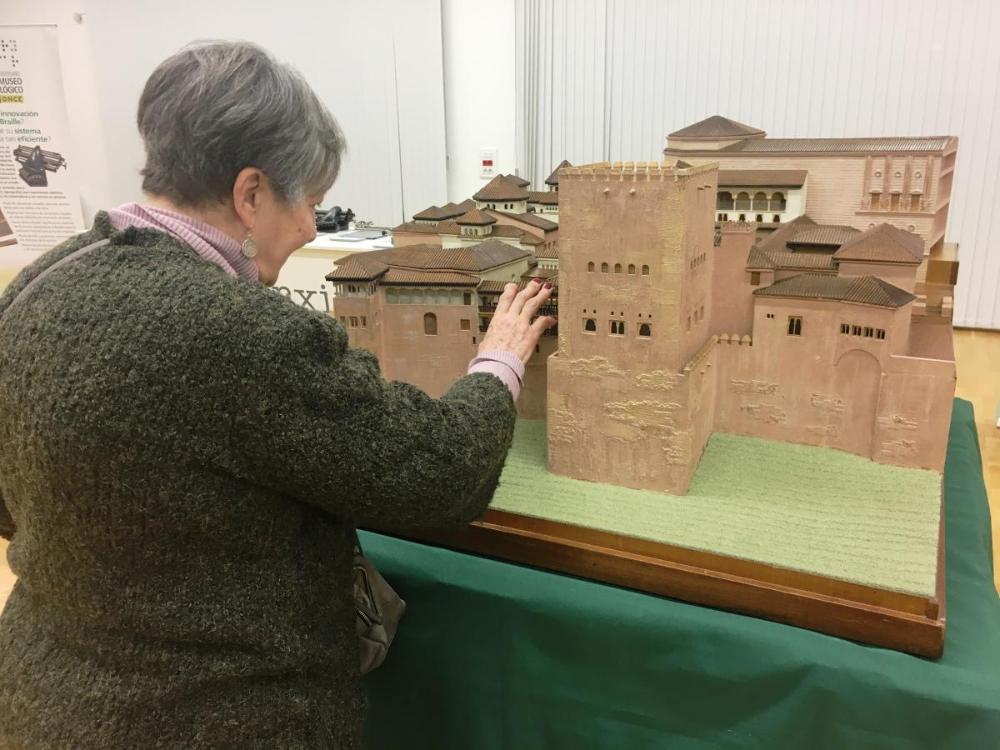 El visitant podrà veure i tocar la maqueta dels Palaus Àrabs de l'Alhambra (Granada), i la del Taj Mahal, per conèixer què sent una persona cega quan percep l'art a través dels seus dits.