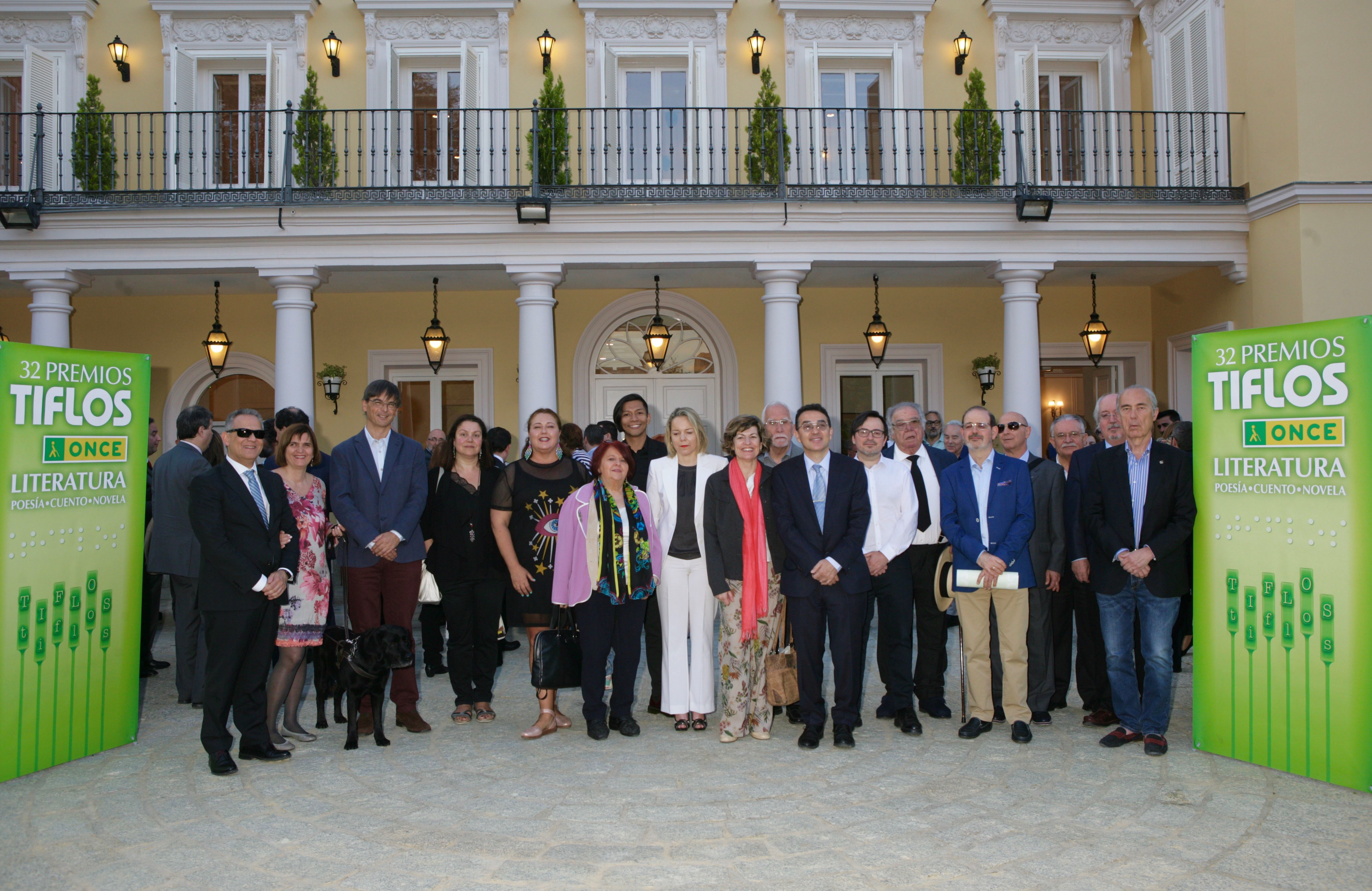 tiflos_literaturafoto_de_familia_de_premiados_y_jurados.jpg