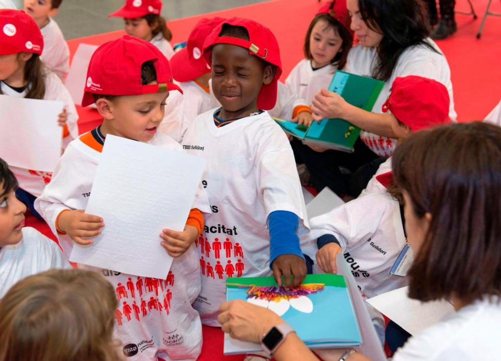 Alumnes de P4 de l’escola de Barcelona Eulàlia Bota van poder conèixer com s’escriu i es llegeix en Braille mitjançant la mostra de diferents contes.