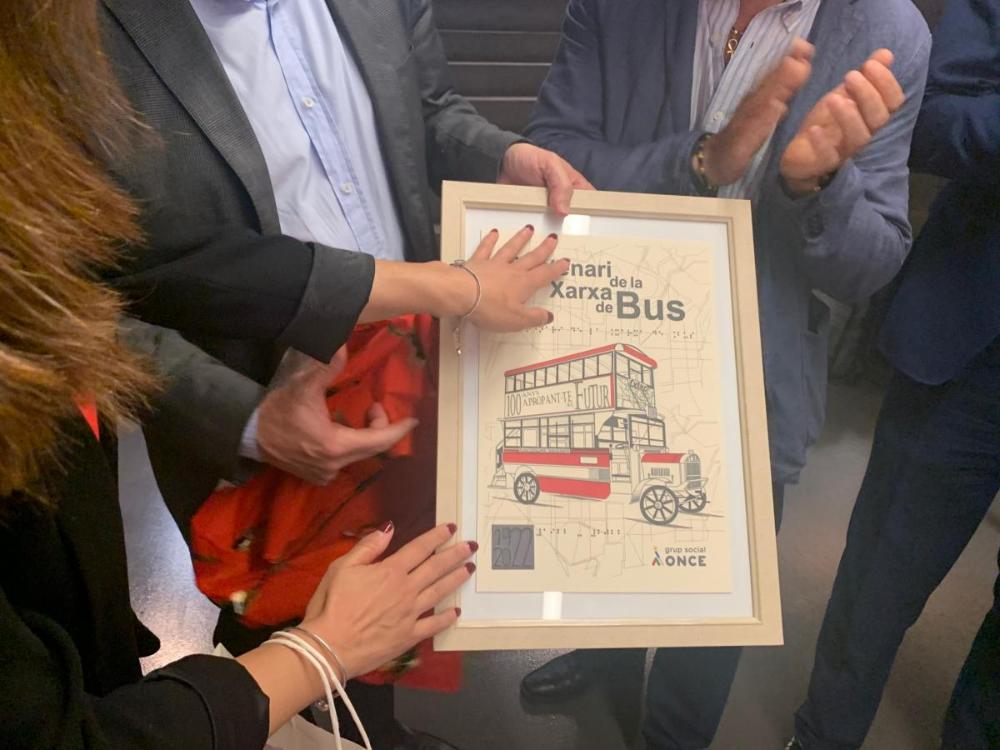 Pòster del Centenari del Bus accessible, en braille i en relleu