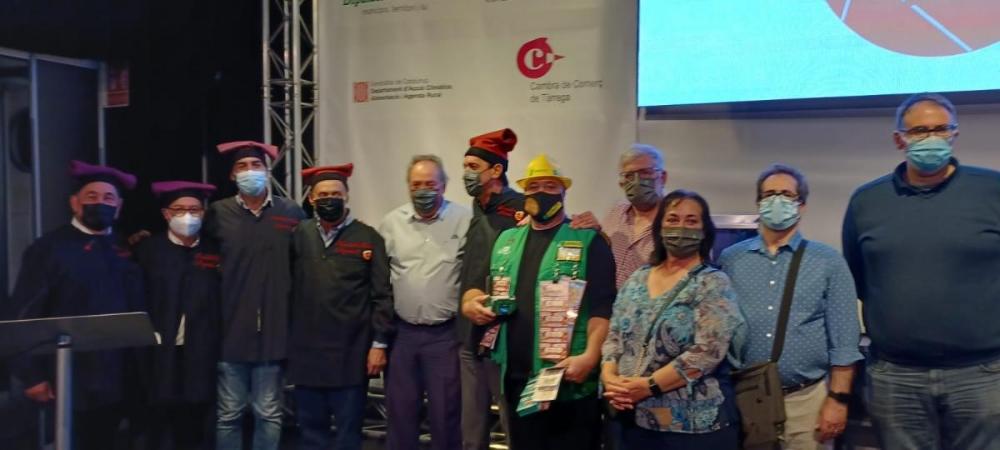 Foto de familia de l'ONCE a Lleida després de recollir el Torronaire d'Honor concedit enguany a l'ONCE Catalunya pels Menestrals del Torró d'Agramunt. A la foto, Enric Botí, delegat territorial d'ONCE Catalunya; Marcelino Cid, director d'ONCE a Lleida; un venedor d'il·lusions d'Agramunt, entre d'altres. 