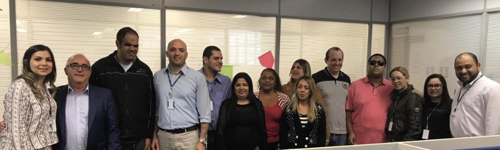 Trabajadores ciegos de la filial brasileña de Konecta junto a los responsables de la misma.