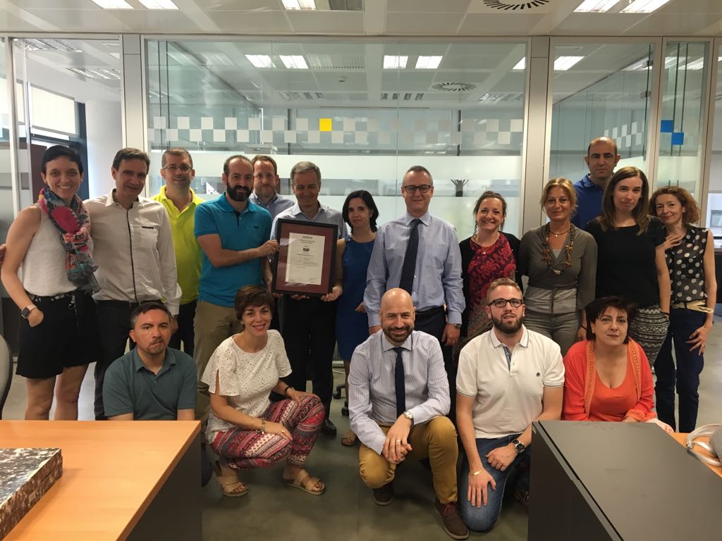 trabajadores_de_ilunion_sociosanitario_con_el_certificado_de_aenor.jpg