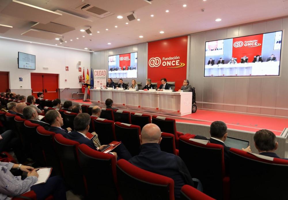 Imagen del auditorio y de la mesa de ponentes.