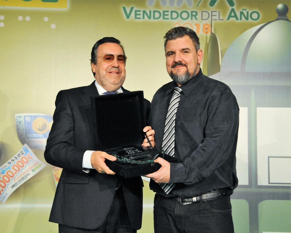 José Márquez Rodríguez, millor venedor de l'ONCE 2018 a Catalunya, amb Miguel Carballeda, president del Grup Social ONCE.