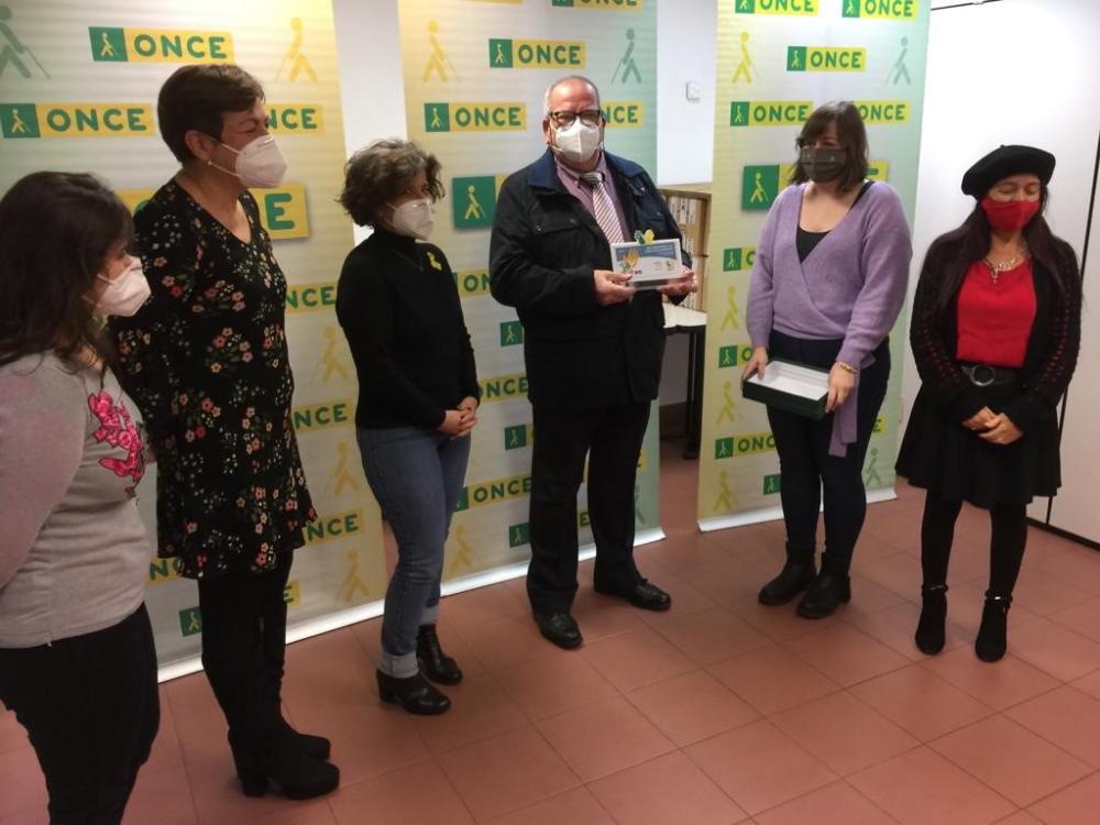 A Reus, Arantxa Vallespi, directora de l’agència de l’ONCE a Reus i Rafaela Pérez, vicepresidenta del Consell Territorial de l’ONCE Catalunya, van fer a mans la placa de reconeixement a Antonio Marín, en representació de la labor de tots els voluntaris de les comarques de Tarragona.