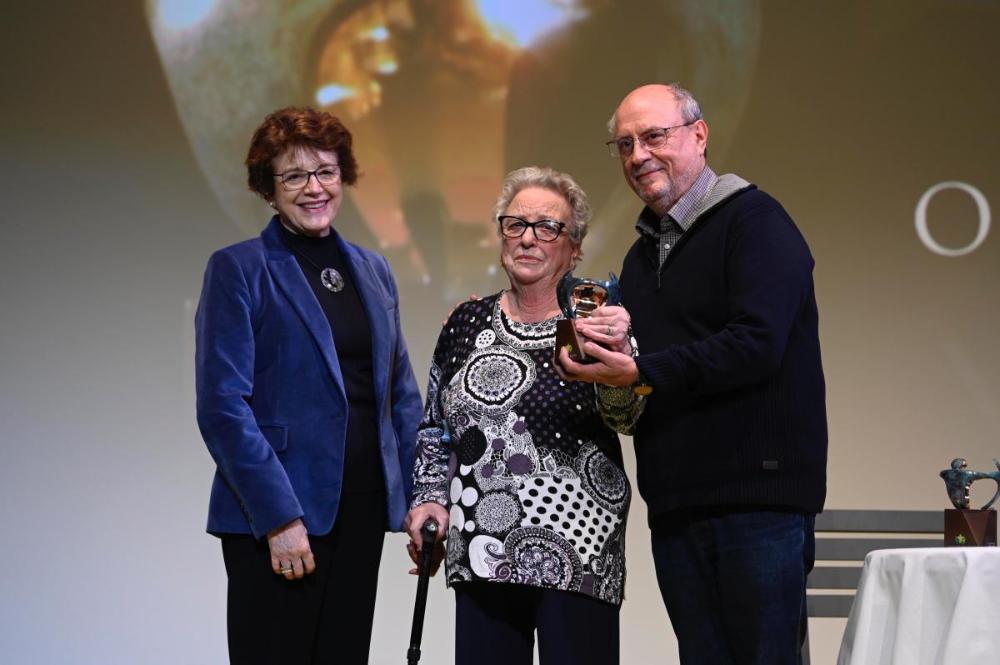 Francina Alzina, presidenta de la Taula del Tercer Sector, lliurant el premi a Francesc Patricio, president de la Fundació Amics de la Gent Gran i a Mariona Mayolas, persona gran acompanyada.