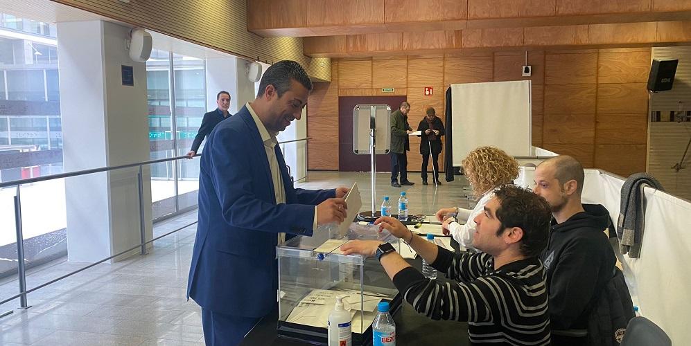 El presidente del Consejo Territorial, David Bernardo, en el momento de su votación