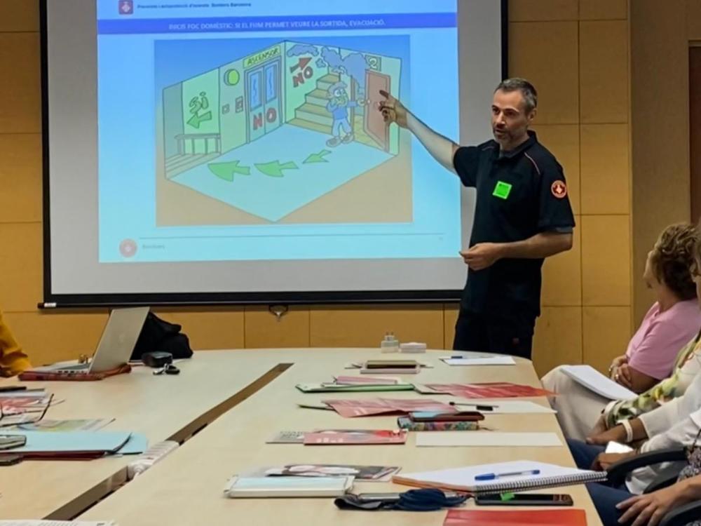 Els Tècnics de Rehabilitació de l'ONCE Catalunya (TR) van rebre una formació, impartida pel Cos de Bombers de Barcelona, de Protecció Civil i Protecció, on van aprendre algunes pautes bàsiques per ajudar a les persones cegues en cas d'incendi.